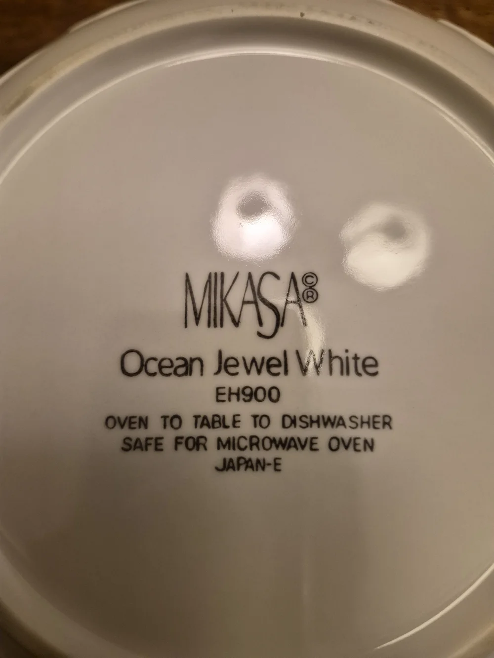 Mikasa Ocean Jewel White Beachy  Ceramic Serving Bowl with Embossed Exterior